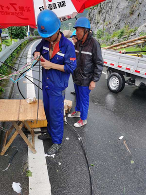 防御臺風“黑格比”——溫州電信緊急行動保障通信設(shè)備修復